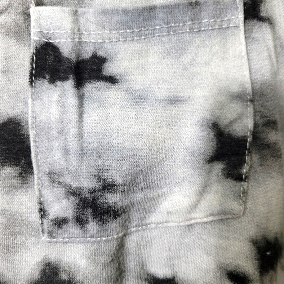 Bluenotes tie dye v-neck t-shirt. Size small - Picture 4 of 5